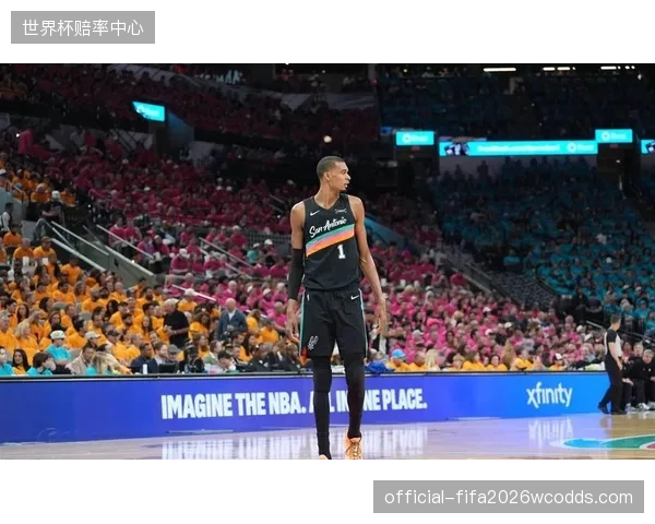 文班亚马在对阵森林狼的比赛中送出12记火锅，刷新了NBA季后赛的单场盖帽纪录。